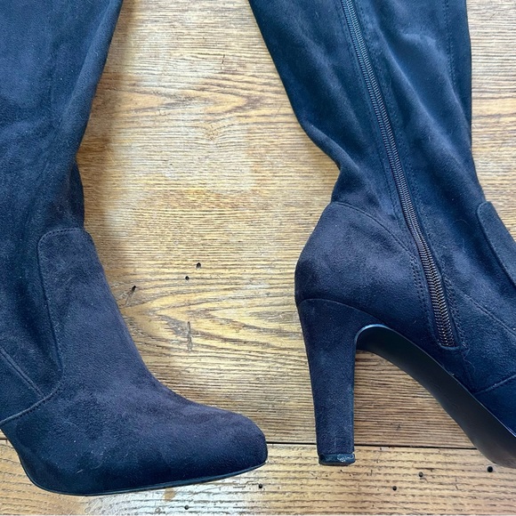Tahari "Danton" faux suede knee-high stretch boots in black 8 M - Picture 2 of 7